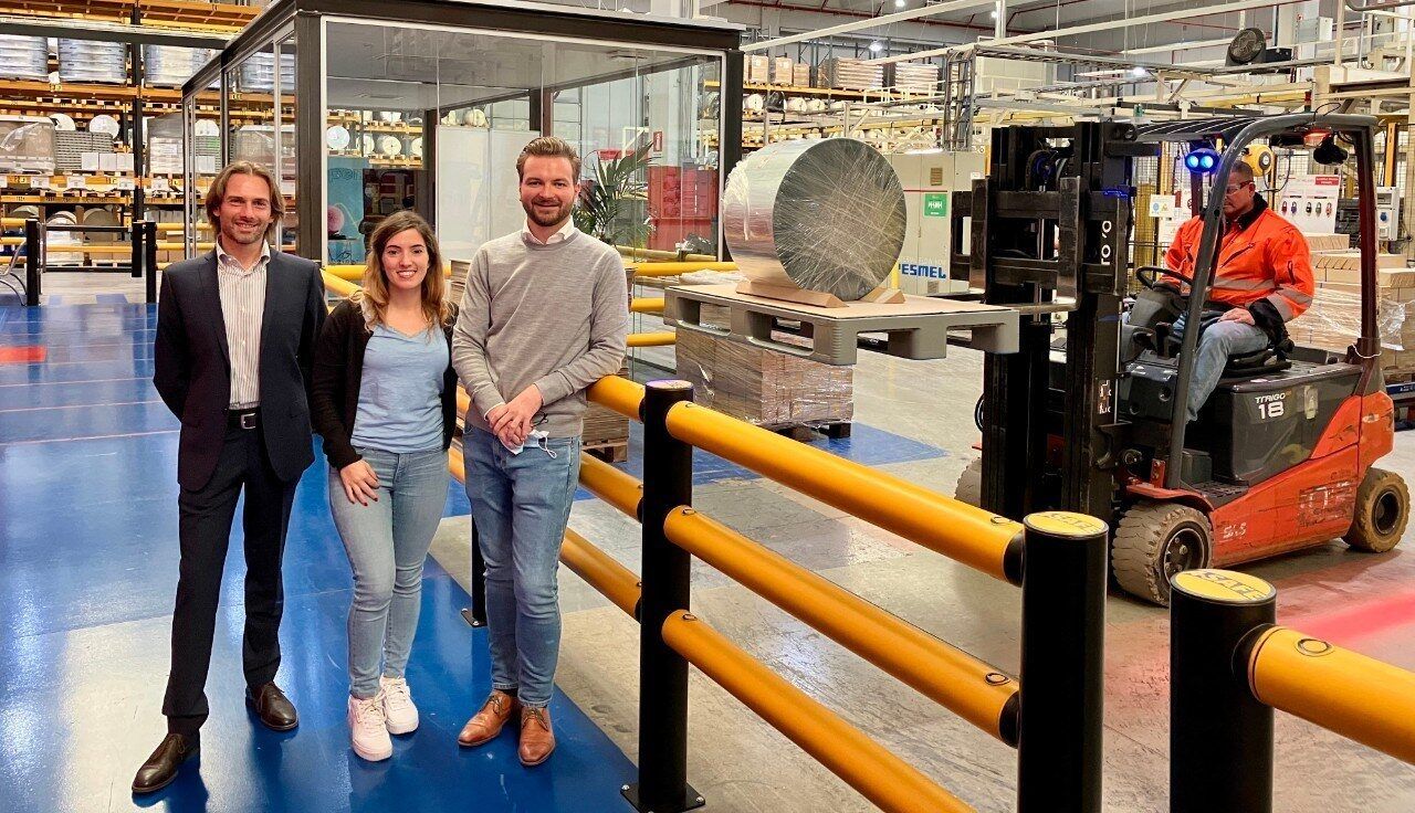 The first plastic pallet test in the Avery Dennison distribution center in Milan. From left to right: Fabio Turco, Sales Manager Italy at Tosca, Violeta Gómez, Central Packaging Leader at Avery Dennison and Felix Van Ouytsel, Business Development Manager at Tosca.