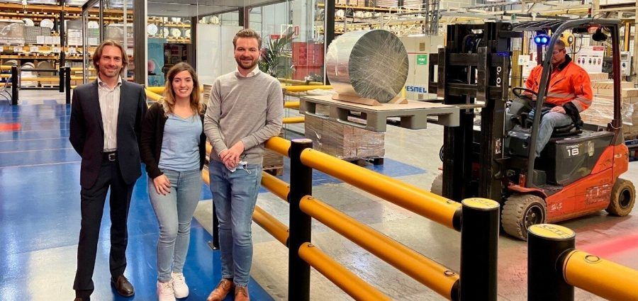 The first plastic pallet test in the Avery Dennison distribution center in Milan. From left to right: Fabio Turco, Sales Manager Italy at Tosca, Violeta Gómez, Central Packaging Leader at Avery Dennison and Felix Van Ouytsel, Business Development Manager at Tosca.